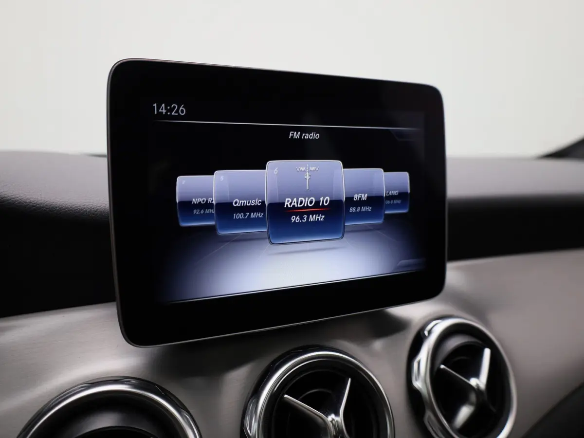 180 Business Solution AMG | Panoramadak | Achteruitrijcamera | Parkeersensoren | Stoelverwarming | Lichtmetalen Velgen | Trekhaak |