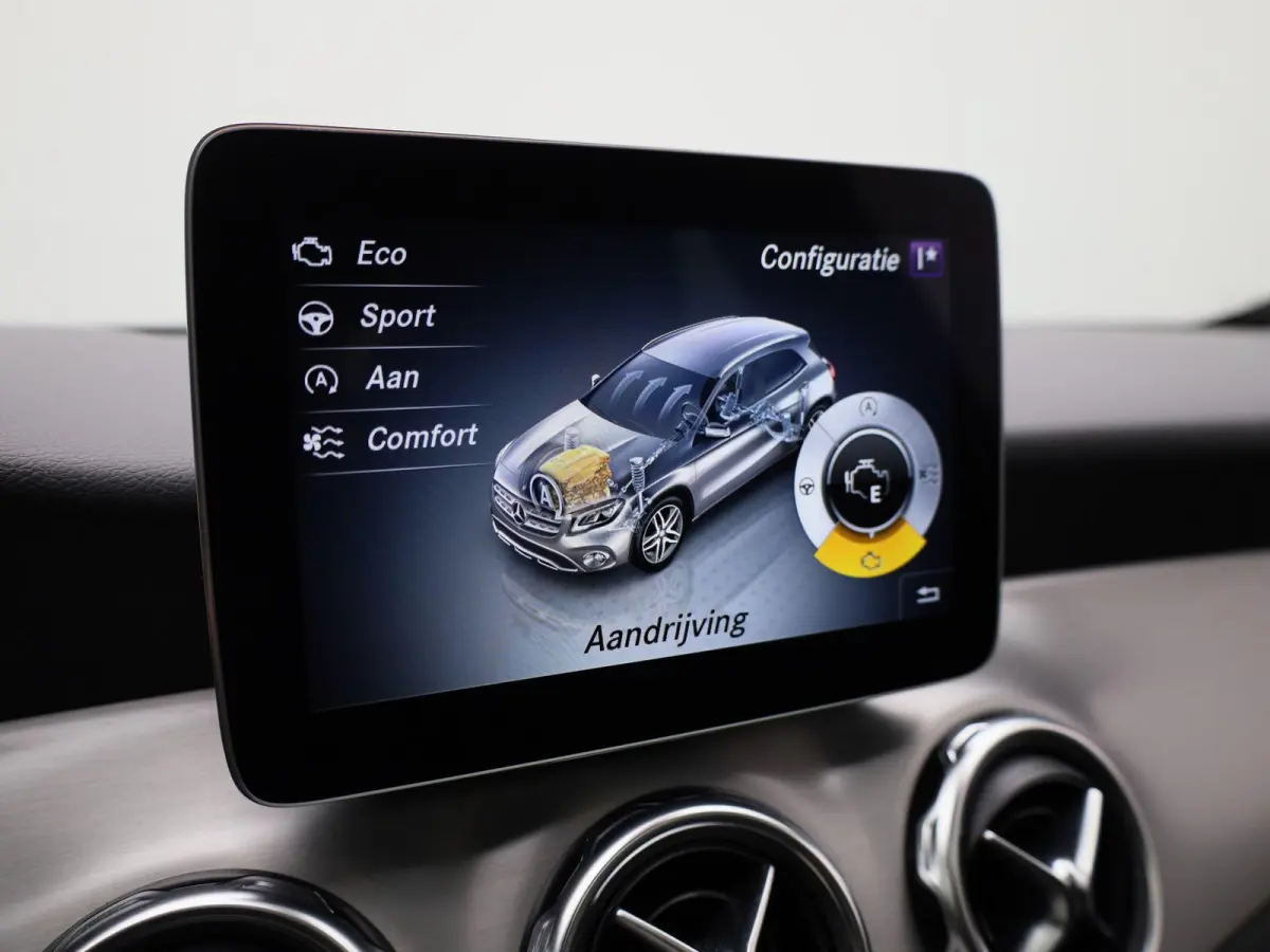 180 Business Solution AMG | Panoramadak | Achteruitrijcamera | Parkeersensoren | Stoelverwarming | Lichtmetalen Velgen | Trekhaak |