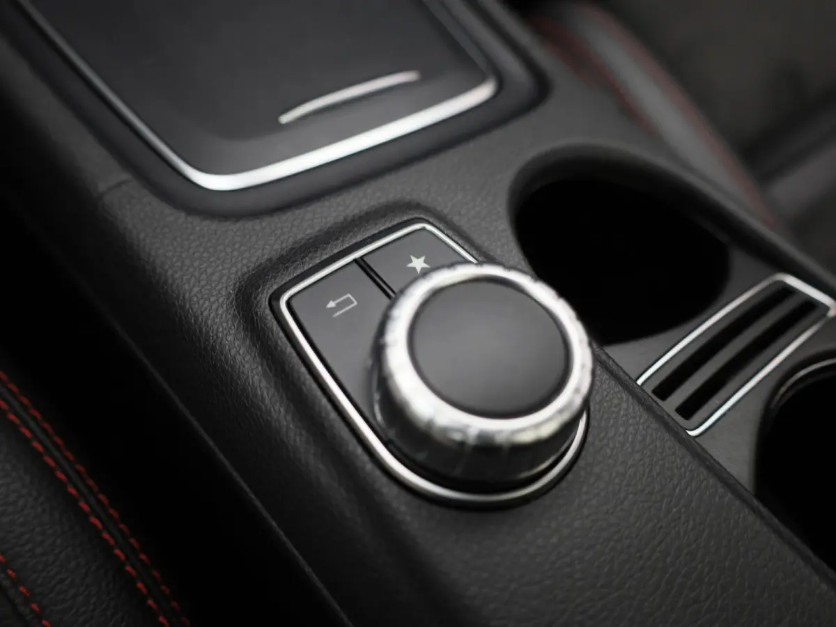 180 Business Solution AMG | Panoramadak | Achteruitrijcamera | Parkeersensoren | Stoelverwarming | Lichtmetalen Velgen | Trekhaak |