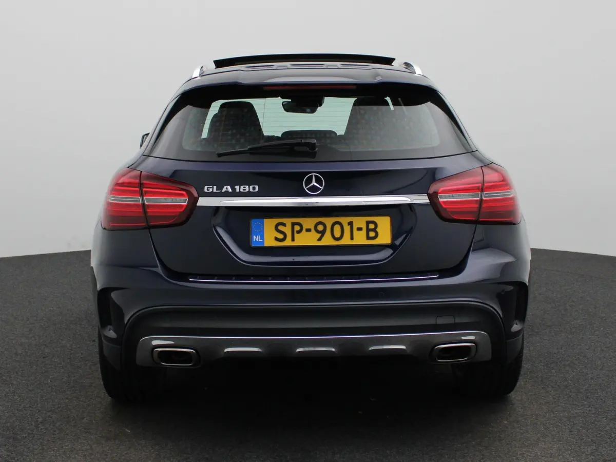 180 Business Solution AMG | Panoramadak | Achteruitrijcamera | Parkeersensoren | Stoelverwarming | Lichtmetalen Velgen | Trekhaak |