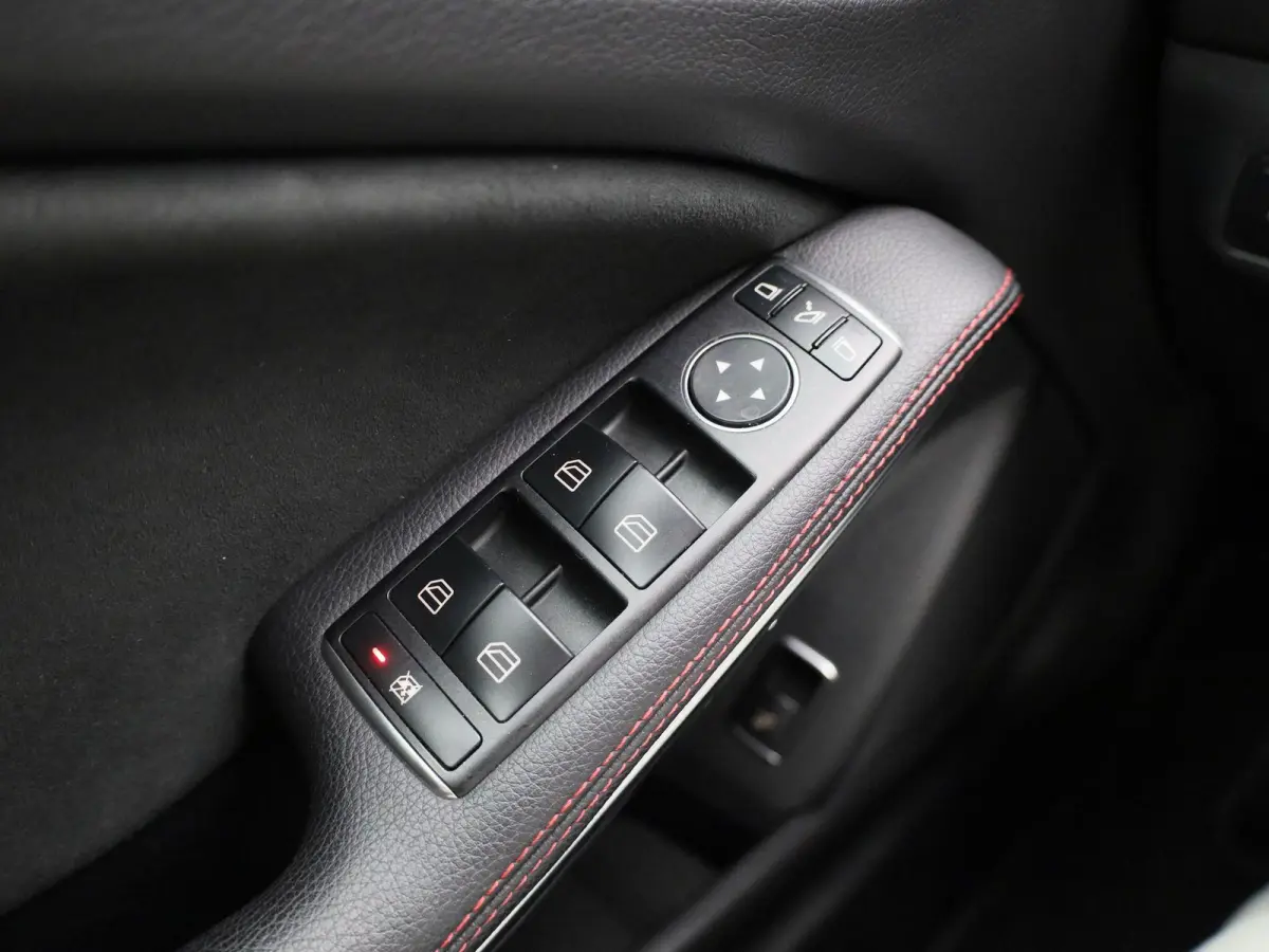 180 Business Solution AMG | Panoramadak | Achteruitrijcamera | Parkeersensoren | Stoelverwarming | Lichtmetalen Velgen | Trekhaak |