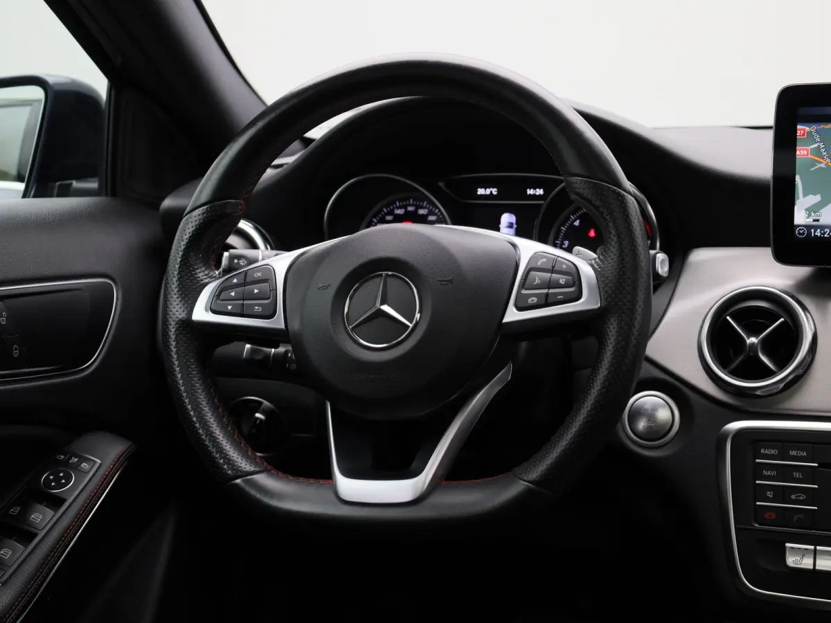 180 Business Solution AMG | Panoramadak | Achteruitrijcamera | Parkeersensoren | Stoelverwarming | Lichtmetalen Velgen | Trekhaak |