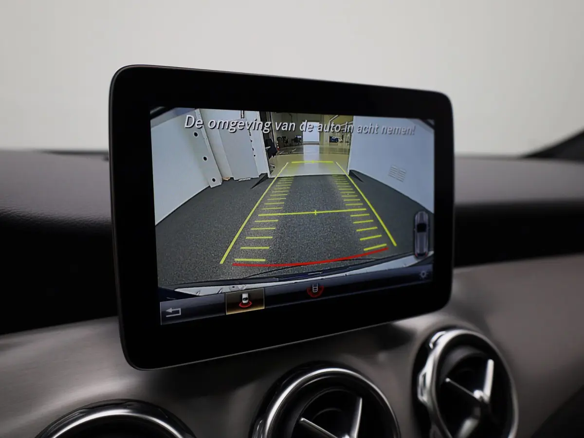 180 Business Solution AMG | Panoramadak | Achteruitrijcamera | Parkeersensoren | Stoelverwarming | Lichtmetalen Velgen | Trekhaak |