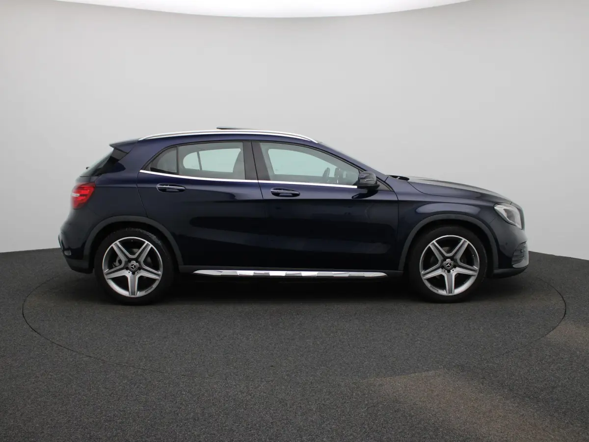 180 Business Solution AMG | Panoramadak | Achteruitrijcamera | Parkeersensoren | Stoelverwarming | Lichtmetalen Velgen | Trekhaak |