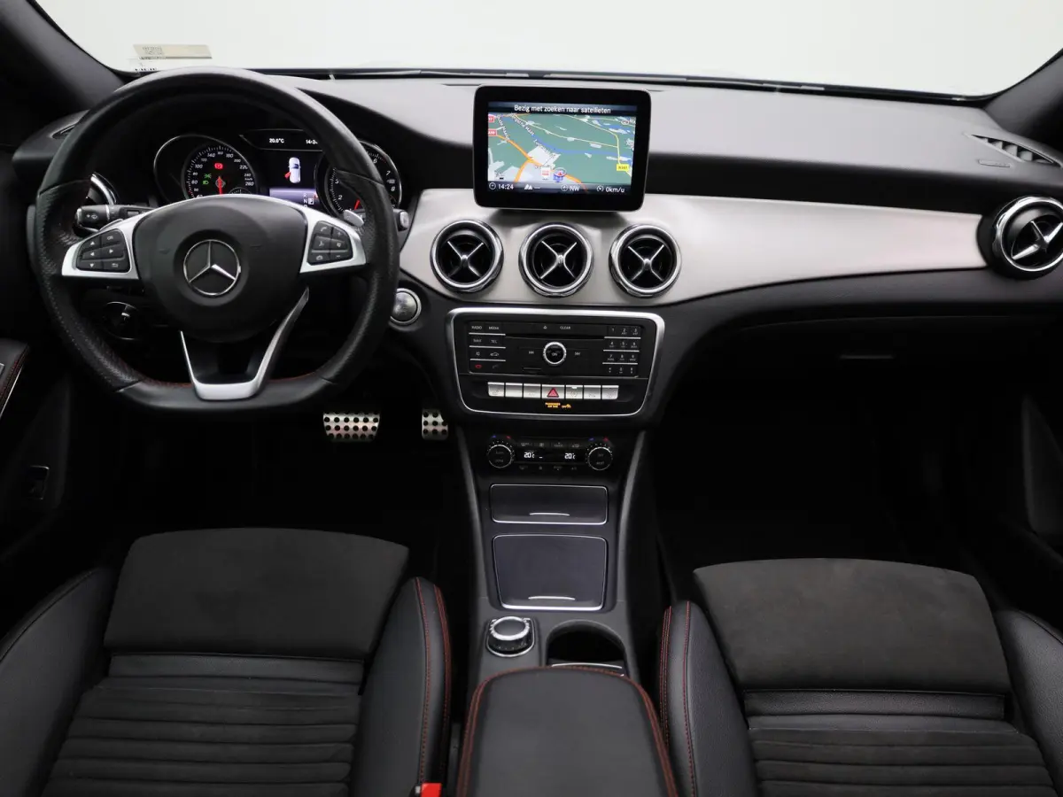 180 Business Solution AMG | Panoramadak | Achteruitrijcamera | Parkeersensoren | Stoelverwarming | Lichtmetalen Velgen | Trekhaak |