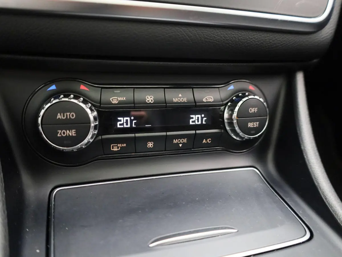 180 Business Solution AMG | Panoramadak | Achteruitrijcamera | Parkeersensoren | Stoelverwarming | Lichtmetalen Velgen | Trekhaak |