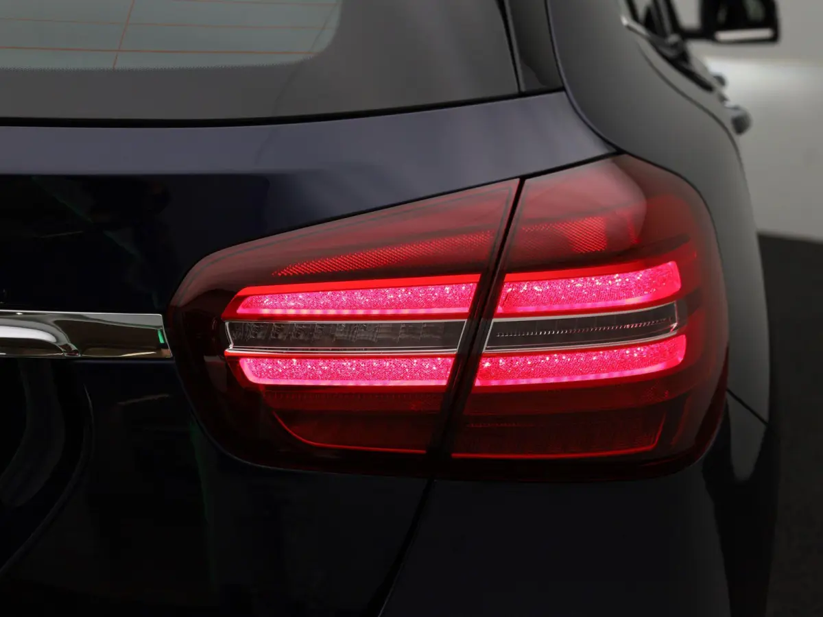 180 Business Solution AMG | Panoramadak | Achteruitrijcamera | Parkeersensoren | Stoelverwarming | Lichtmetalen Velgen | Trekhaak |