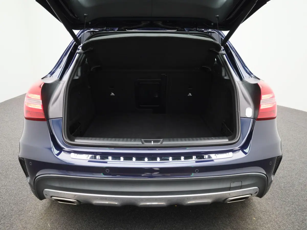 180 Business Solution AMG | Panoramadak | Achteruitrijcamera | Parkeersensoren | Stoelverwarming | Lichtmetalen Velgen | Trekhaak |