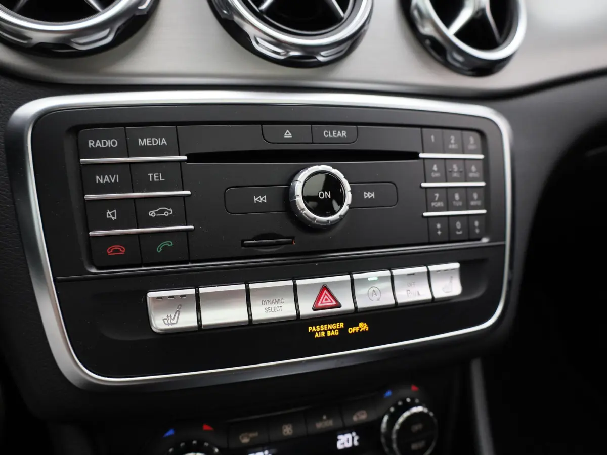 180 Business Solution AMG | Panoramadak | Achteruitrijcamera | Parkeersensoren | Stoelverwarming | Lichtmetalen Velgen | Trekhaak |