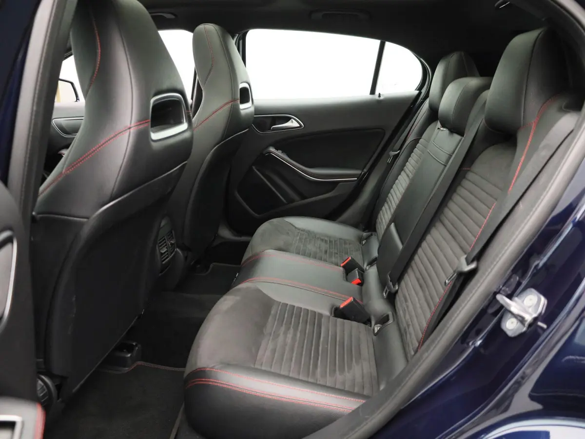 180 Business Solution AMG | Panoramadak | Achteruitrijcamera | Parkeersensoren | Stoelverwarming | Lichtmetalen Velgen | Trekhaak |