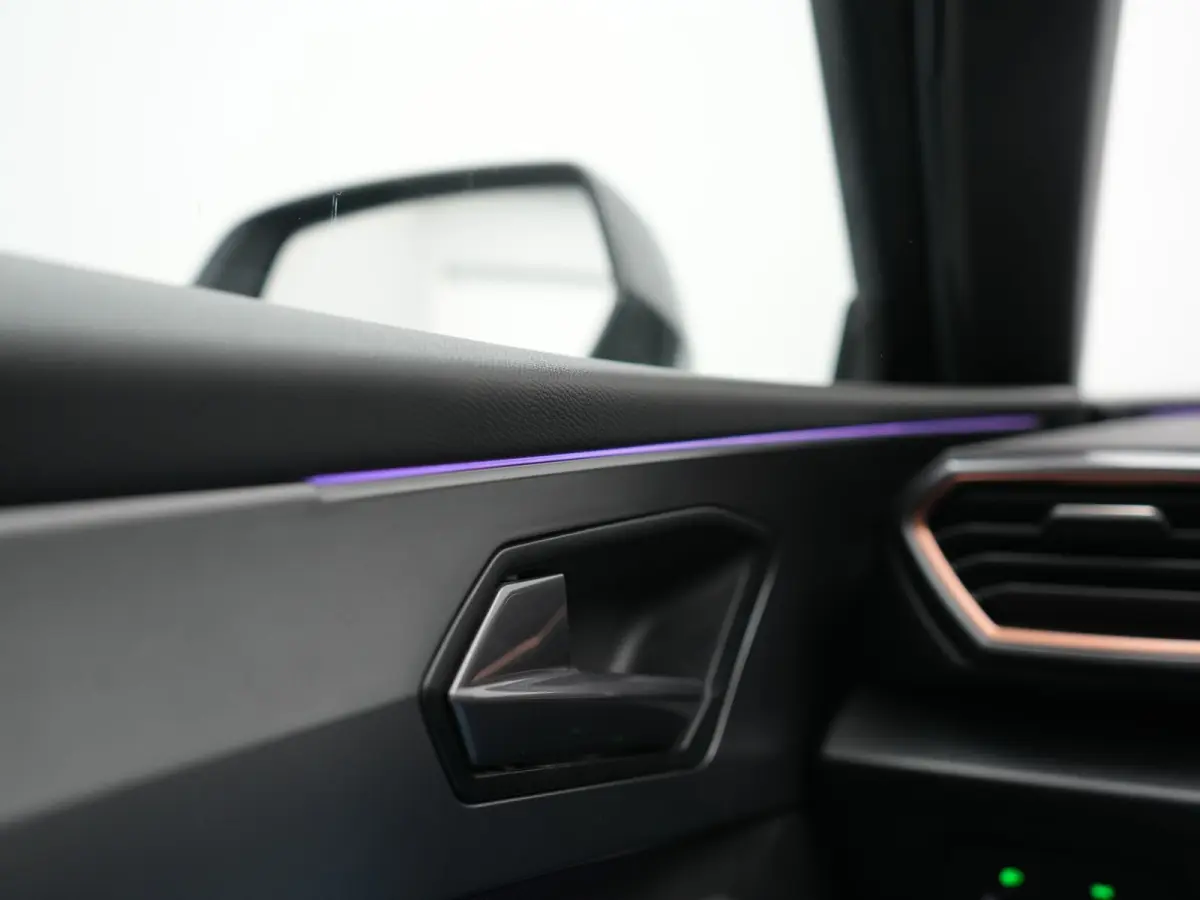 1.4 e-Hybrid VZ PHEV 245pk Dealer O.H | Trekhaak Af Fabriek | Camera | Sfeerverlichting | Sportstoelen & Stuur Verwarmd | Apple Carplay | Keyless | Virtual | Navigatie | DAB | 19"L.M | Cruis