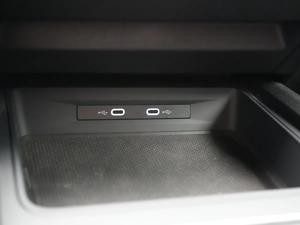 1.4 e-Hybrid VZ PHEV 245pk Dealer O.H | Trekhaak Af Fabriek | Camera | Sfeerverlichting | Sportstoelen & Stuur Verwarmd | Apple Carplay | Keyless | Virtual | Navigatie | DAB | 19"L.M | Cruis