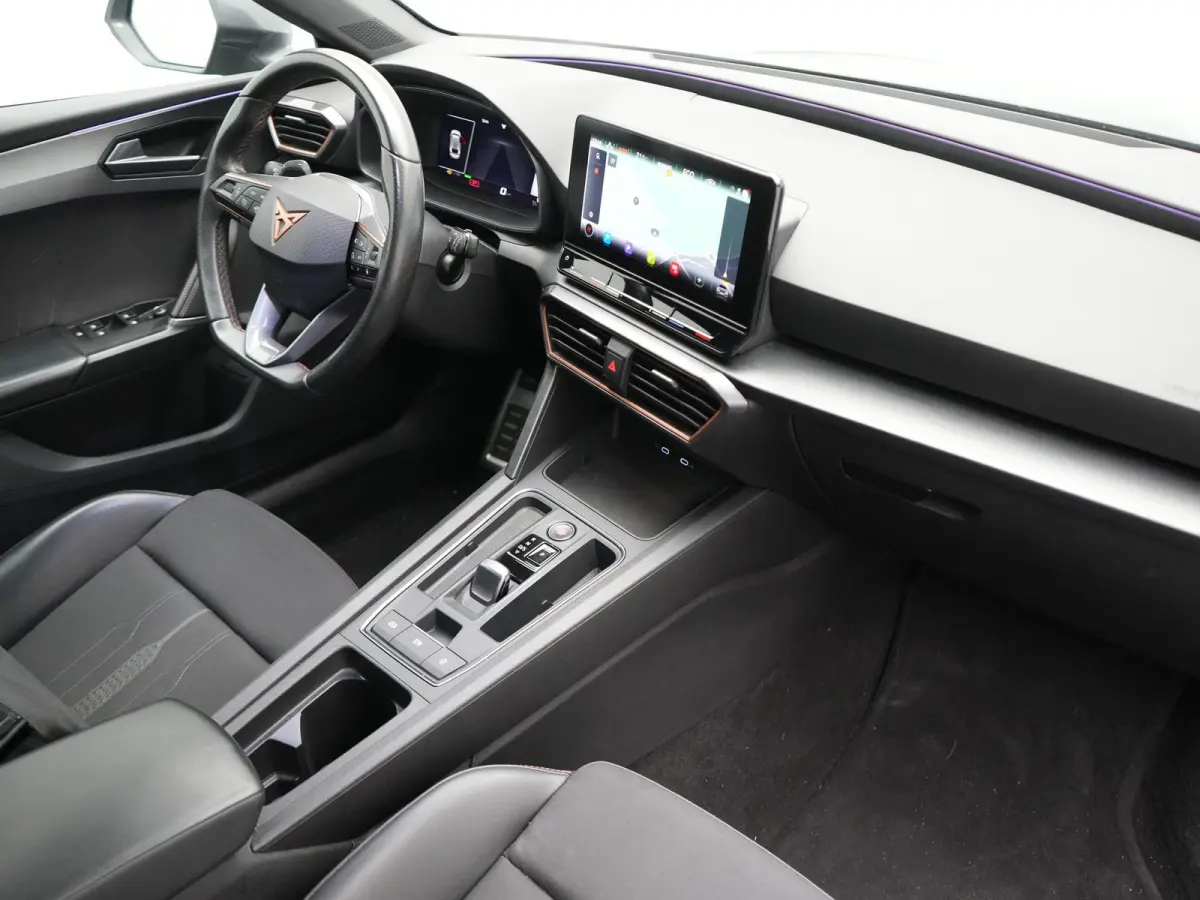 1.4 e-Hybrid VZ PHEV 245pk Dealer O.H | Trekhaak Af Fabriek | Camera | Sfeerverlichting | Sportstoelen & Stuur Verwarmd | Apple Carplay | Keyless | Virtual | Navigatie | DAB | 19"L.M | Cruis