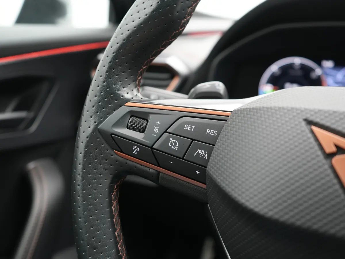 1.4 e-Hybrid VZ Copper Edition PHEV 245pk Dealer O.H | Panodak | Adaptive Cruise | Camera | Sportstoelen & Stuur Verwarmd | Keyless | Blis | Sfeerverlichting | Apple Carplay | DAB | Navigati