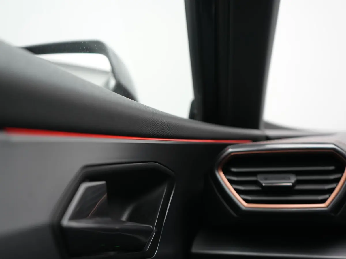 1.4 e-Hybrid VZ Copper Edition PHEV 245pk Dealer O.H | Panodak | Adaptive Cruise | Camera | Sportstoelen & Stuur Verwarmd | Keyless | Blis | Sfeerverlichting | Apple Carplay | DAB | Navigati