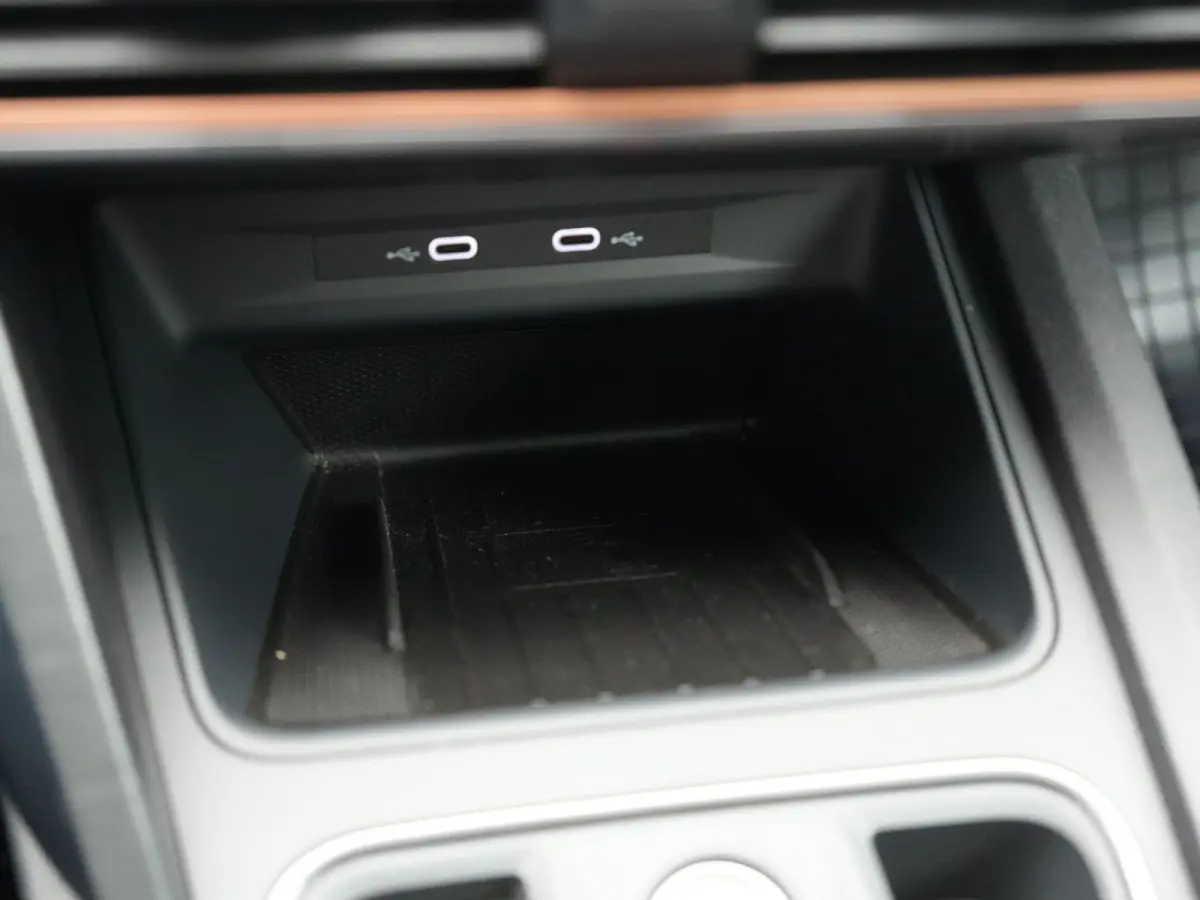 1.4 e-Hybrid VZ Copper Edition PHEV 245pk Dealer O.H | Panodak | Adaptive Cruise | Camera | Sportstoelen & Stuur Verwarmd | Keyless | Blis | Sfeerverlichting | Apple Carplay | DAB | Navigati