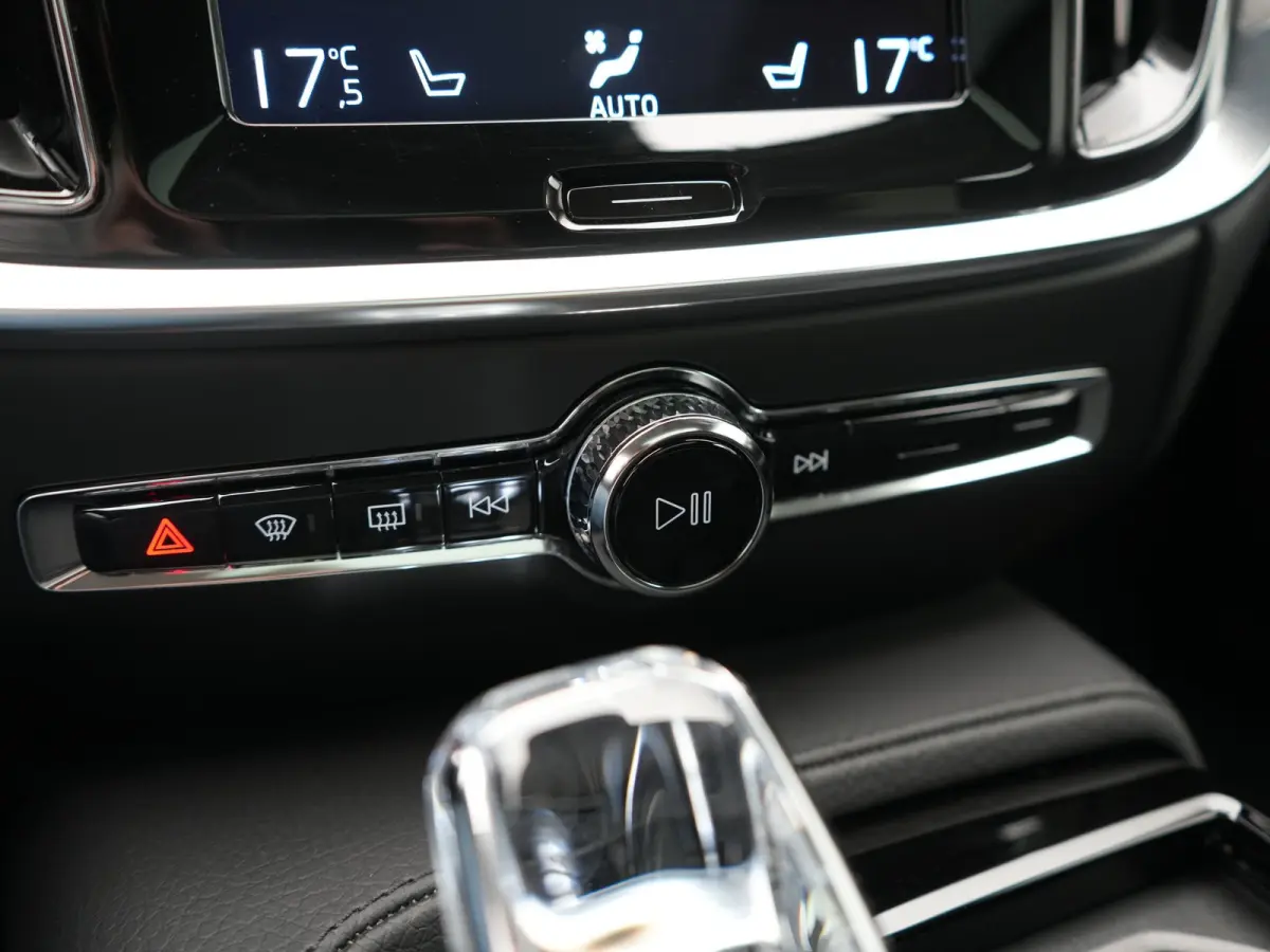 T6 Recharge AWD Inscription PHEV 340pk Dealer O.H | Trekhaak Af Fabriek | Panodak | Adaptive Cruise | Harman / Kardon | 360 Camera | Lederen Sportstoelen Memory & Verwarmd | Stuurverwarming 