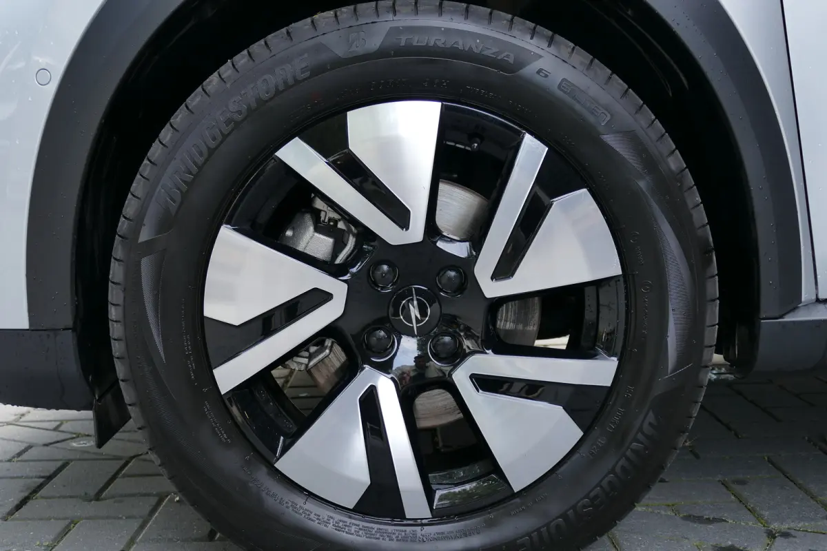 GS | 17" Lichtmetalen velgen in Zwart met 215/60 R17 banden | Achteruitrijcamera | Dode hoek waarschuwing