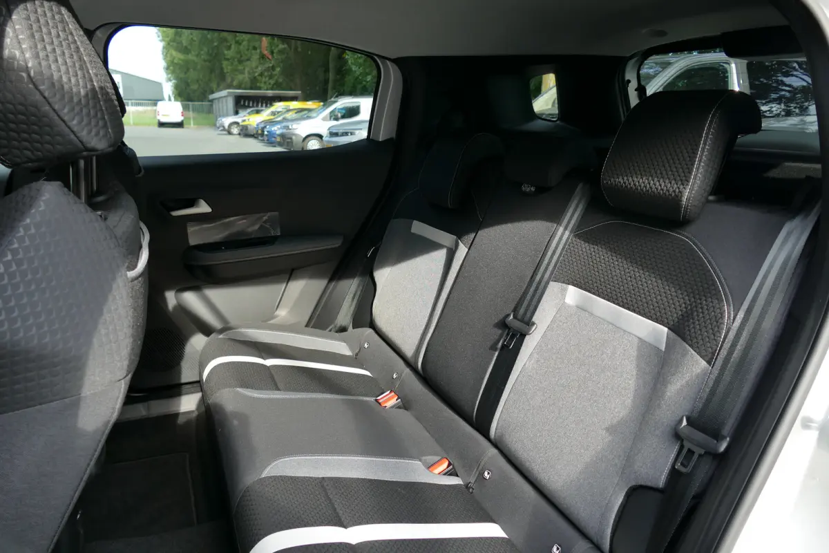 GS | 17" Lichtmetalen velgen in Zwart met 215/60 R17 banden | Achteruitrijcamera | Dode hoek waarschuwing