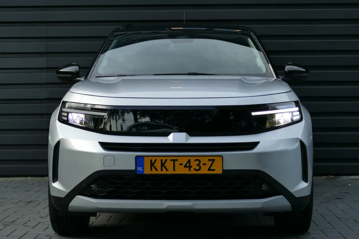GS | 17" Lichtmetalen velgen in Zwart met 215/60 R17 banden | Achteruitrijcamera | Dode hoek waarschuwing