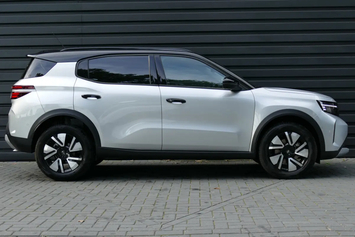 GS | 17" Lichtmetalen velgen in Zwart met 215/60 R17 banden | Achteruitrijcamera | Dode hoek waarschuwing