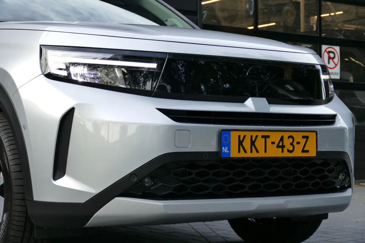 GS | 17" Lichtmetalen velgen in Zwart met 215/60 R17 banden | Achteruitrijcamera | Dode hoek waarschuwing