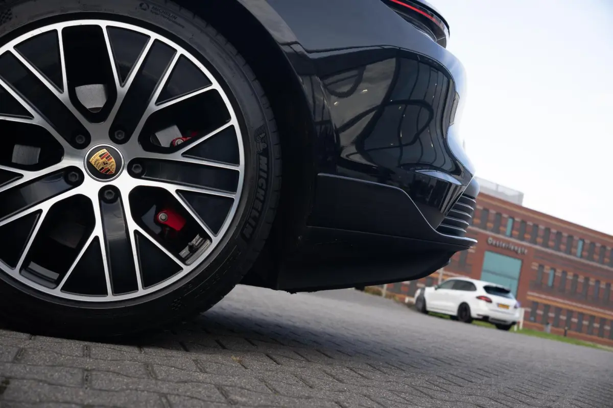 4S Performance 84 kWh|Matrix|Chrono|Achteras besturing|Panoramadak|Olea Leder|Bose|Luchtvering|Full Option|Dealer Onderhouden