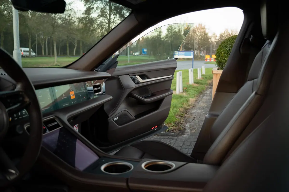 4S Performance 84 kWh|Matrix|Chrono|Achteras besturing|Panoramadak|Olea Leder|Bose|Luchtvering|Full Option|Dealer Onderhouden
