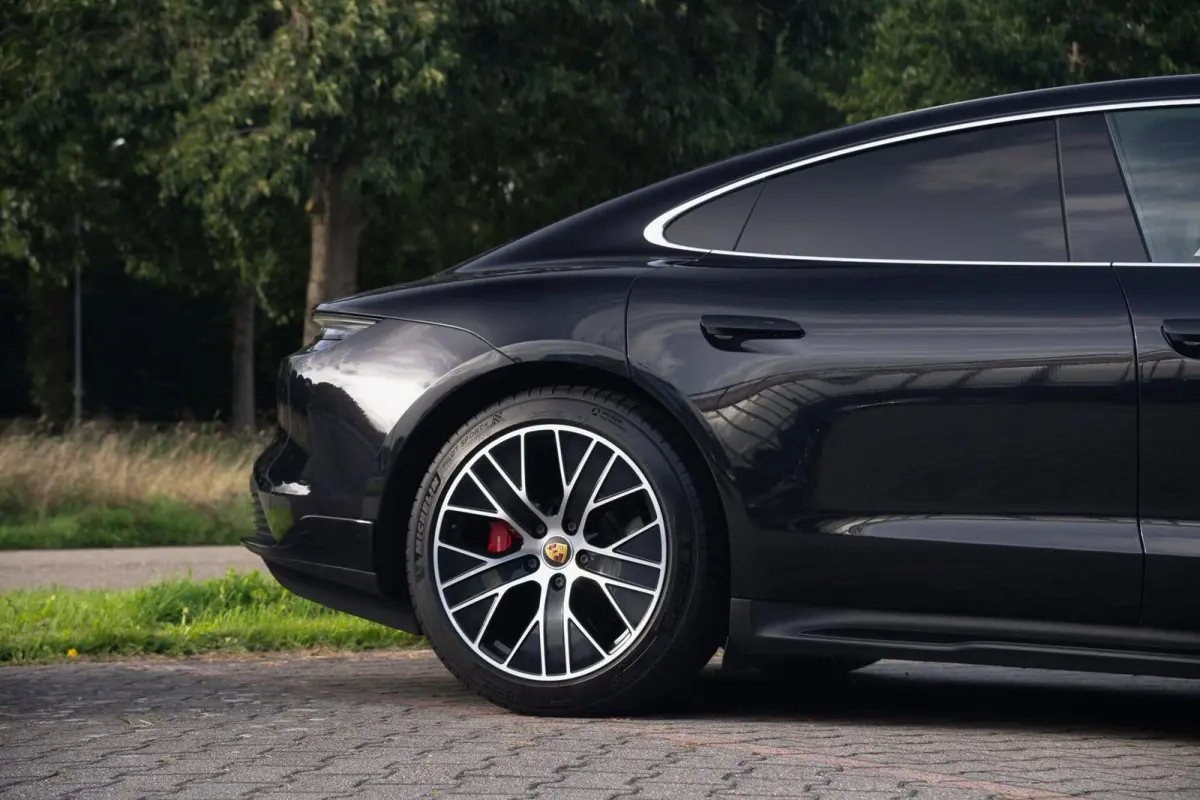 4S Performance 84 kWh|Matrix|Chrono|Achteras besturing|Panoramadak|Olea Leder|Bose|Luchtvering|Full Option|Dealer Onderhouden