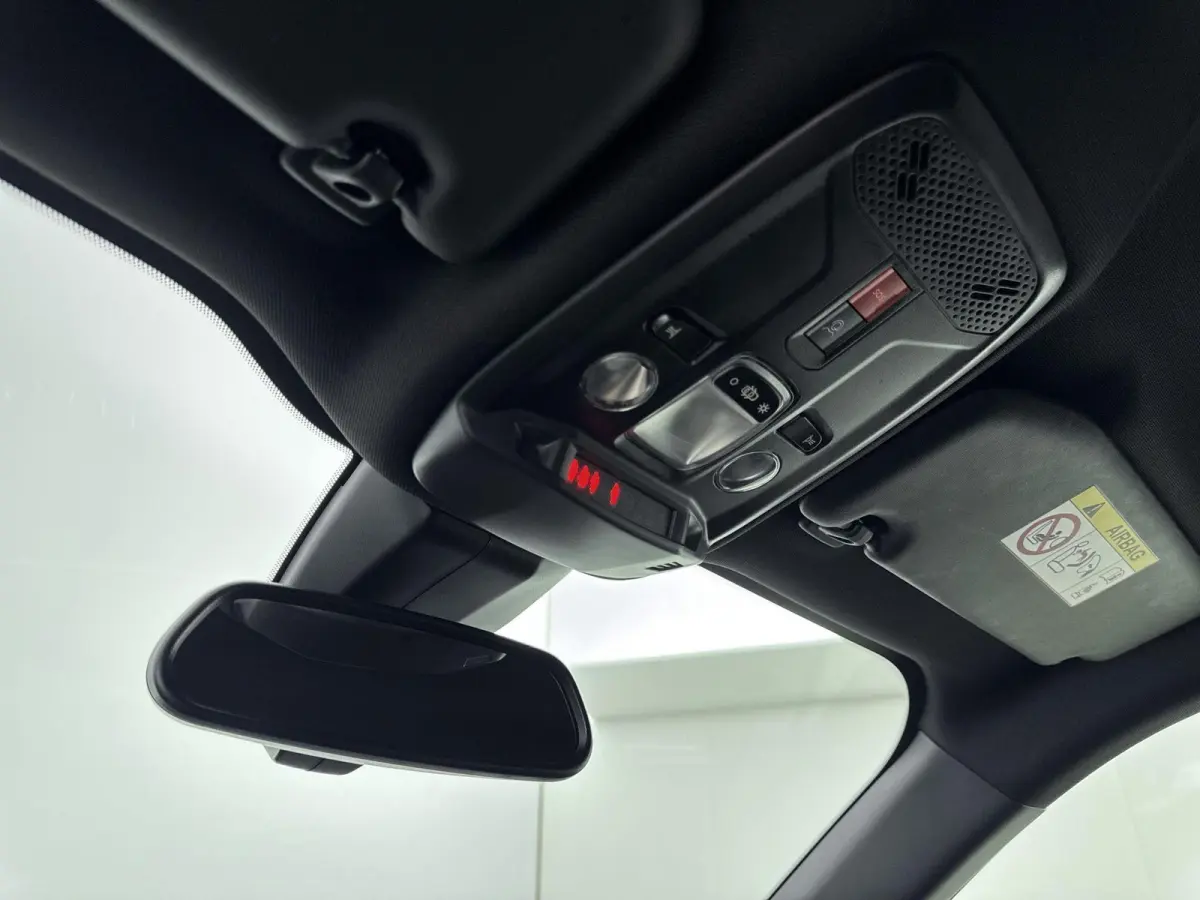 1.2 Hybrid 145 Allure | Keyless | Navigatie | Lichtmetalen velgen | Android Auto/Apple CarPlay |