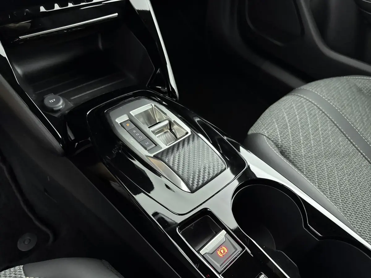 1.2 Hybrid 145 Allure | Keyless | Navigatie | Lichtmetalen velgen | Android Auto/Apple CarPlay |