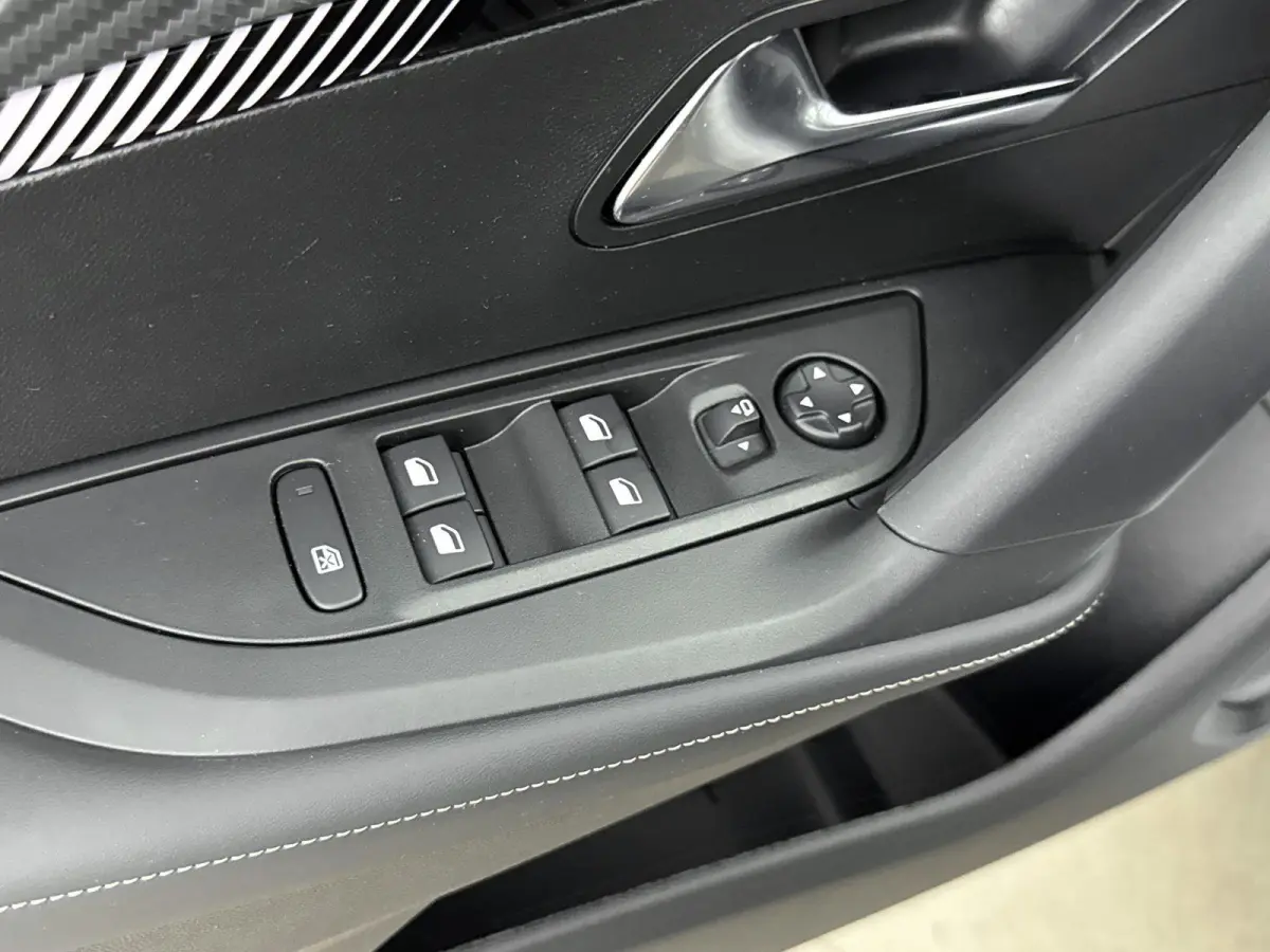 1.2 Hybrid 145 Allure | Keyless | Navigatie | Lichtmetalen velgen | Android Auto/Apple CarPlay |