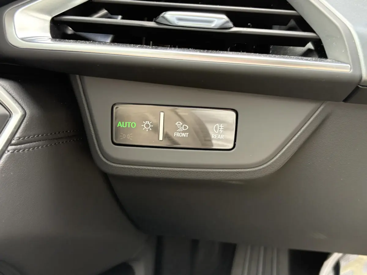 e-tron GT VAN: 54.900,- VOOR 49.877,- UW HEFSTVOORDEEL: 5.023,- SOH 91% | 360˚ CAMERA | PANORAMADAK | ELEKTRISCHE ACHTERKLEP | ELECTRISCH VERSTELBARE STOELEN | STOELVERWARMING
