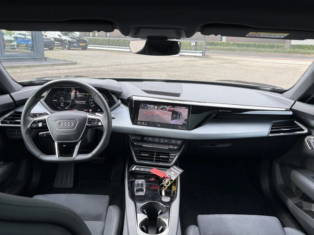 e-tron GT VAN: 54.900,- VOOR 49.877,- UW HEFSTVOORDEEL: 5.023,- SOH 91% | 360˚ CAMERA | PANORAMADAK | ELEKTRISCHE ACHTERKLEP | ELECTRISCH VERSTELBARE STOELEN | STOELVERWARMING