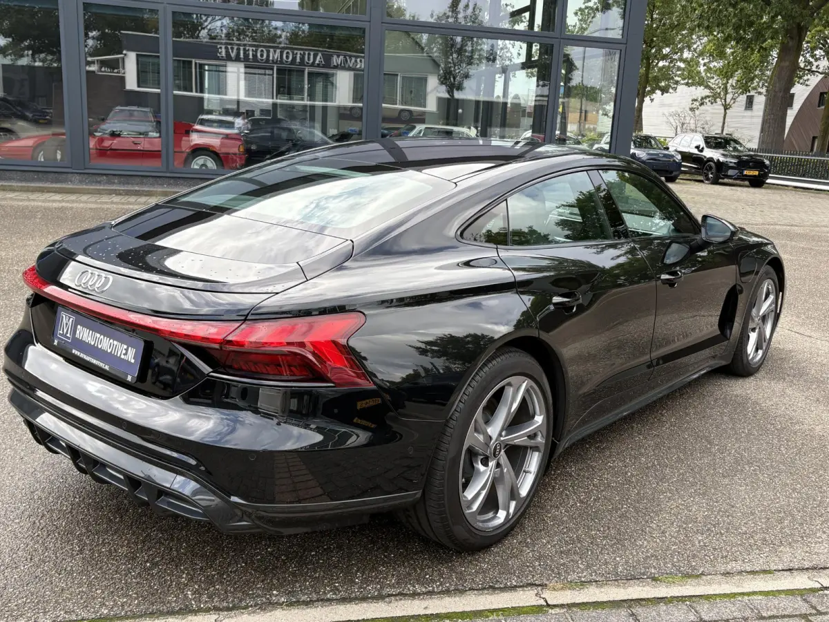 e-tron GT VAN: 54.900,- VOOR 49.877,- UW HEFSTVOORDEEL: 5.023,- SOH 91% | 360˚ CAMERA | PANORAMADAK | ELEKTRISCHE ACHTERKLEP | ELECTRISCH VERSTELBARE STOELEN | STOELVERWARMING