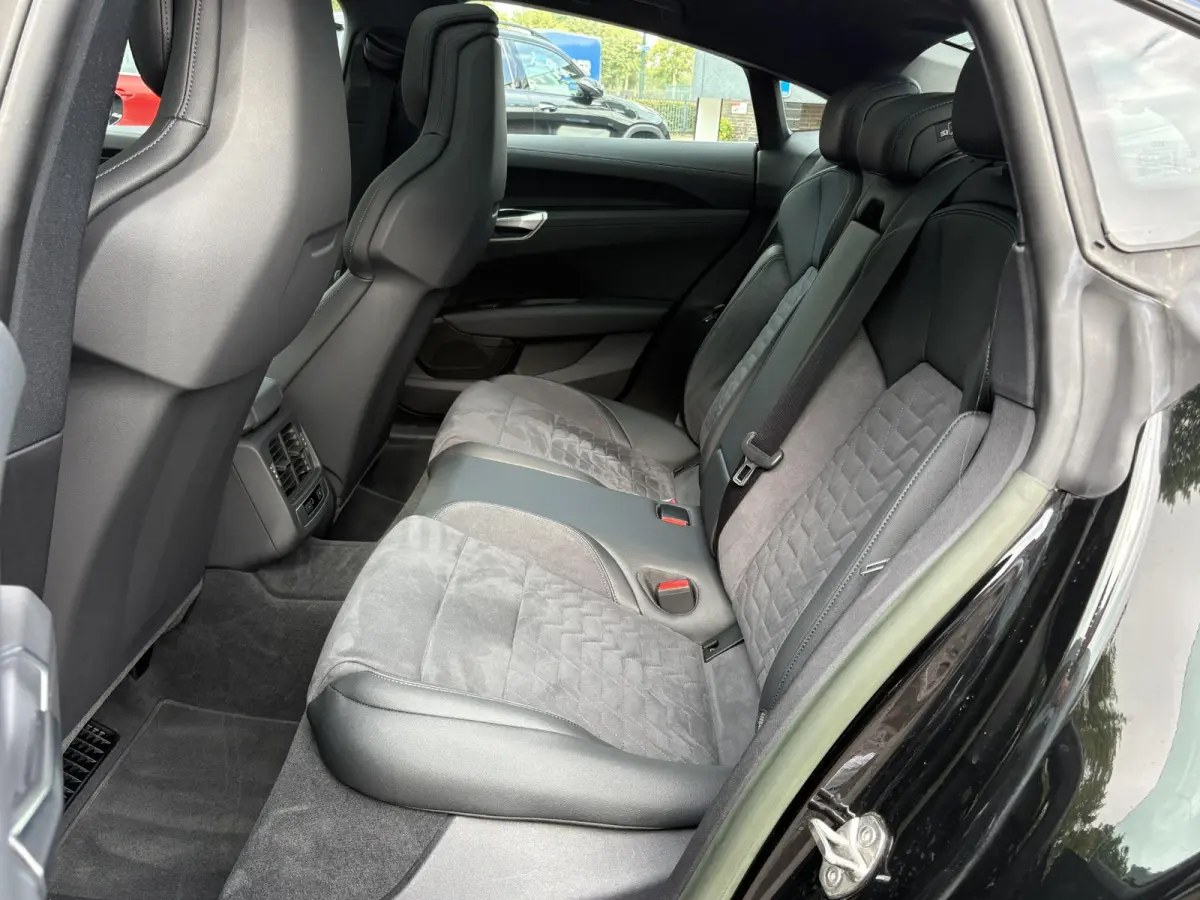 e-tron GT VAN: 54.900,- VOOR 49.877,- UW HEFSTVOORDEEL: 5.023,- SOH 91% | 360˚ CAMERA | PANORAMADAK | ELEKTRISCHE ACHTERKLEP | ELECTRISCH VERSTELBARE STOELEN | STOELVERWARMING