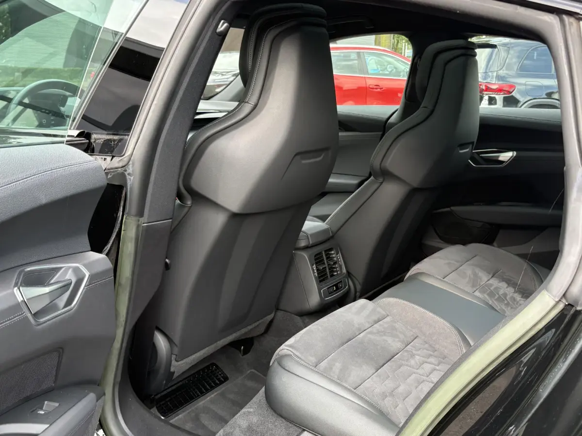 e-tron GT VAN: 54.900,- VOOR 49.877,- UW HEFSTVOORDEEL: 5.023,- SOH 91% | 360˚ CAMERA | PANORAMADAK | ELEKTRISCHE ACHTERKLEP | ELECTRISCH VERSTELBARE STOELEN | STOELVERWARMING