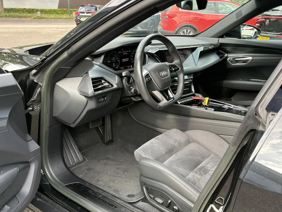 e-tron GT VAN: 54.900,- VOOR 49.877,- UW HEFSTVOORDEEL: 5.023,- SOH 91% | 360˚ CAMERA | PANORAMADAK | ELEKTRISCHE ACHTERKLEP | ELECTRISCH VERSTELBARE STOELEN | STOELVERWARMING