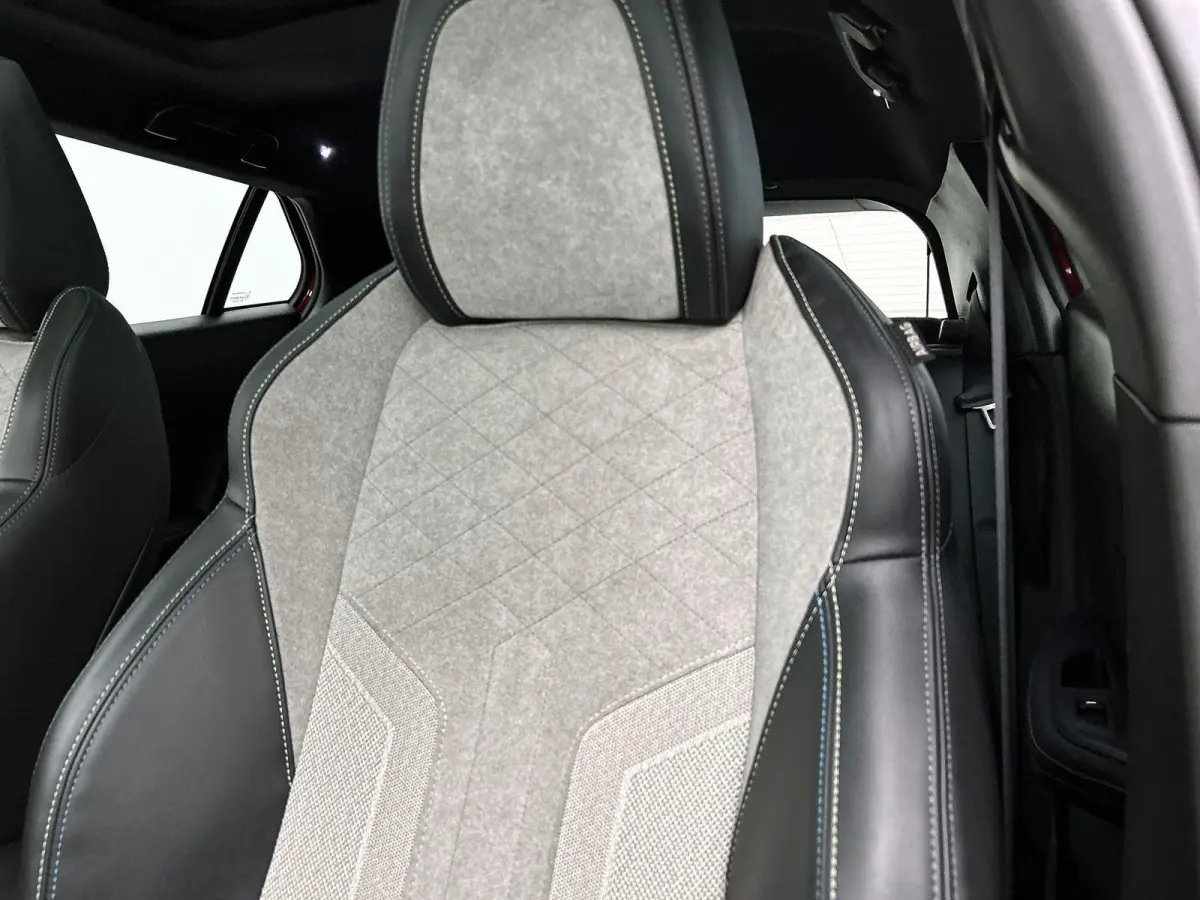 EV 136pk GT Pack 50 kWh Automaat | Schuif-/kanteldak | Trekhaak | Navigatie | Adaptieve Cruise Control | Camera | Stoelverwarming | Dodehoekdetectie | LED | 18"LMV |