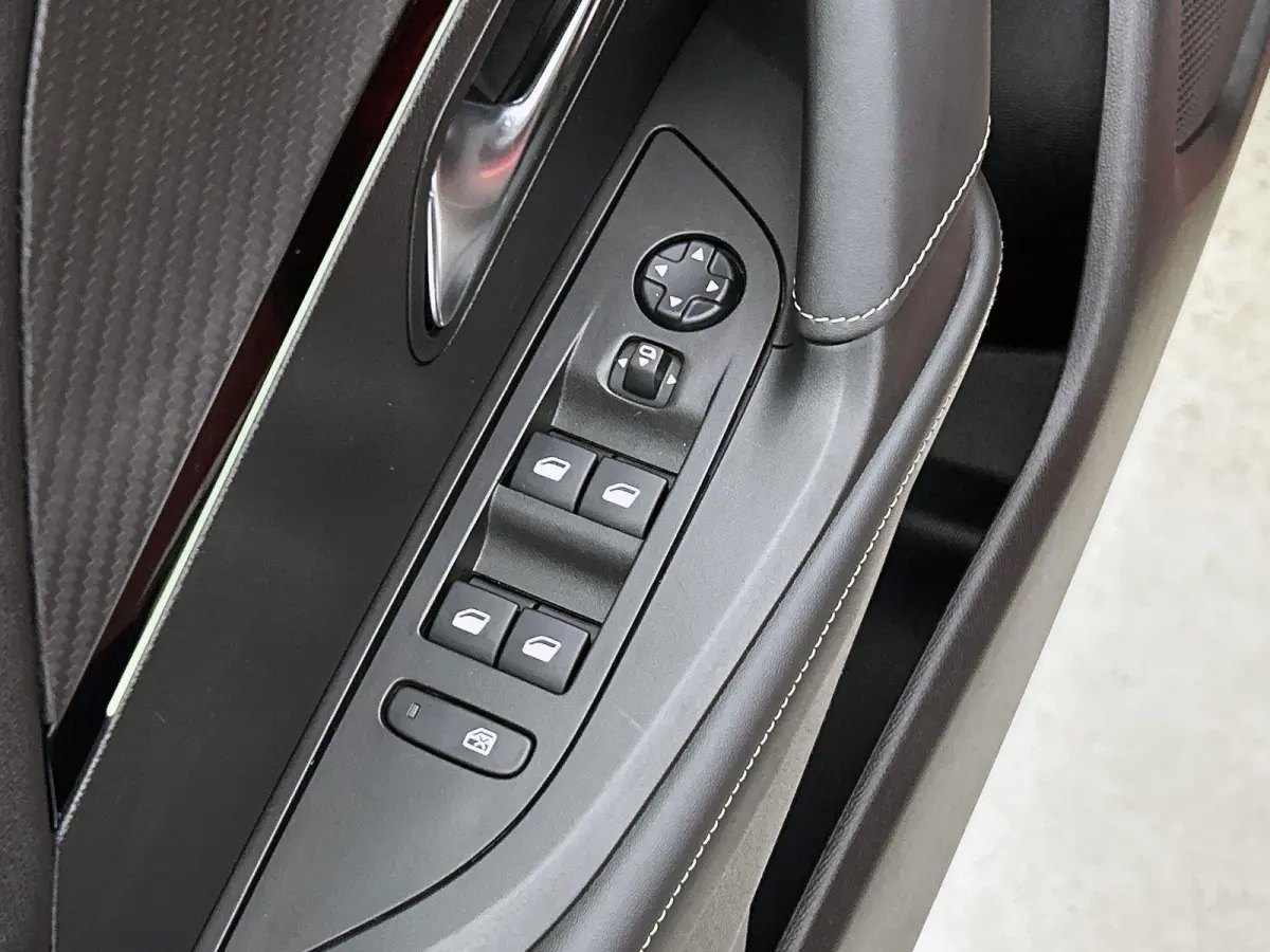 EV 136pk GT Pack 50 kWh Automaat | Schuif-/kanteldak | Trekhaak | Navigatie | Adaptieve Cruise Control | Camera | Stoelverwarming | Dodehoekdetectie | LED | 18"LMV |