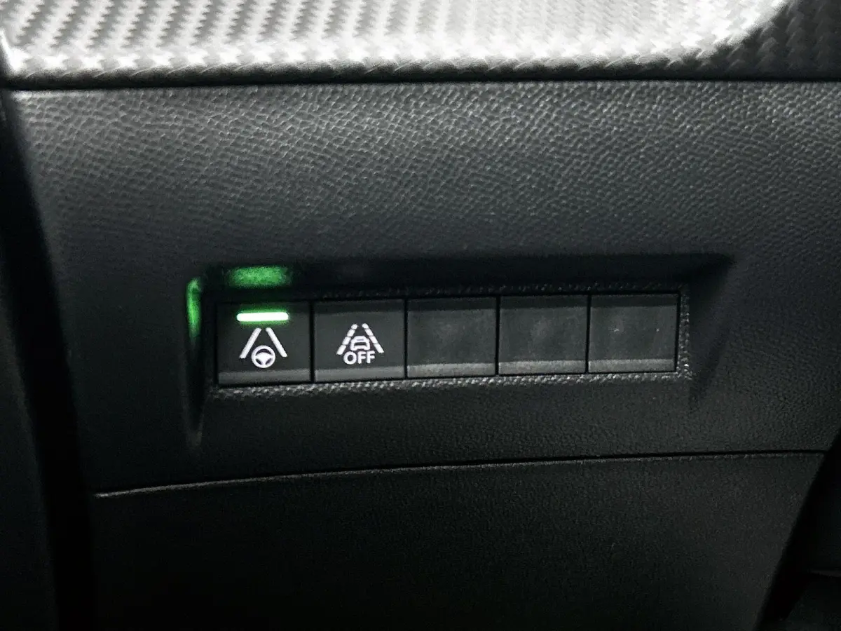 EV 136pk GT Pack 50 kWh Automaat | Schuif-/kanteldak | Trekhaak | Navigatie | Adaptieve Cruise Control | Camera | Stoelverwarming | Dodehoekdetectie | LED | 18"LMV |