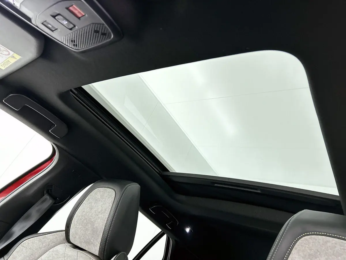 EV 136pk GT Pack 50 kWh Automaat | Schuif-/kanteldak | Trekhaak | Navigatie | Adaptieve Cruise Control | Camera | Stoelverwarming | Dodehoekdetectie | LED | 18"LMV |