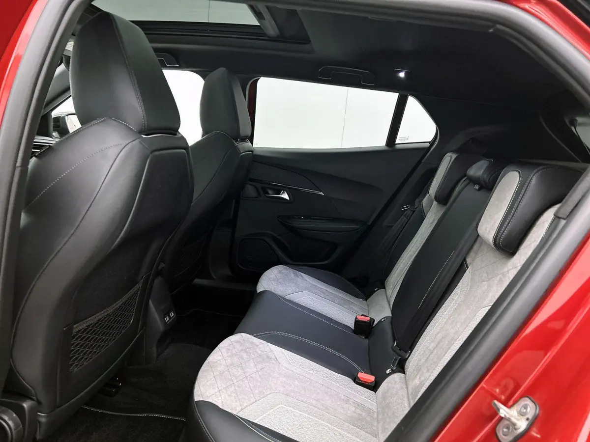 EV 136pk GT Pack 50 kWh Automaat | Schuif-/kanteldak | Trekhaak | Navigatie | Adaptieve Cruise Control | Camera | Stoelverwarming | Dodehoekdetectie | LED | 18"LMV |