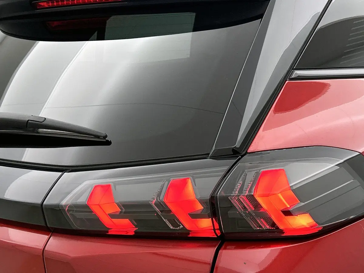 EV 136pk GT Pack 50 kWh Automaat | Schuif-/kanteldak | Trekhaak | Navigatie | Adaptieve Cruise Control | Camera | Stoelverwarming | Dodehoekdetectie | LED | 18"LMV |