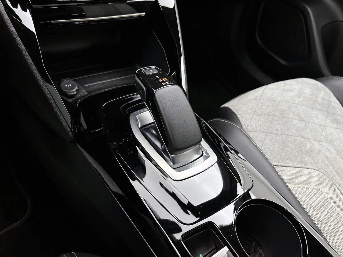 EV 136pk GT Pack 50 kWh Automaat | Schuif-/kanteldak | Trekhaak | Navigatie | Adaptieve Cruise Control | Camera | Stoelverwarming | Dodehoekdetectie | LED | 18"LMV |