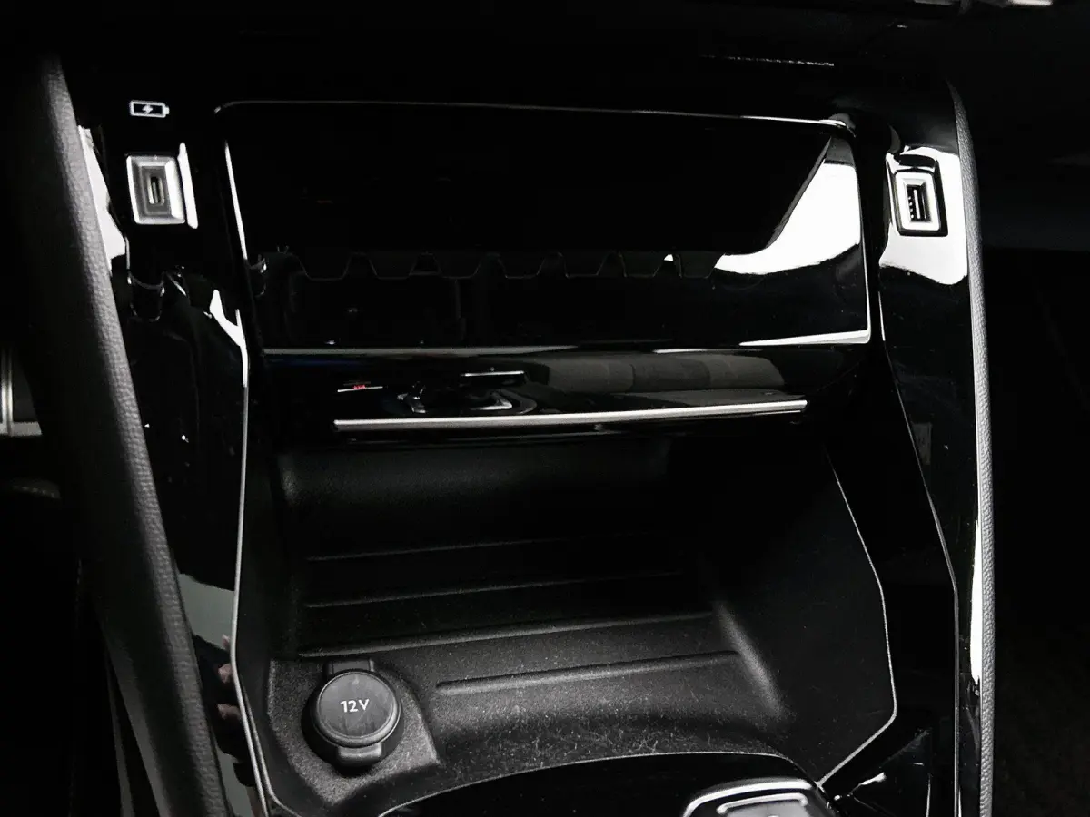 EV 136pk GT Pack 50 kWh Automaat | Schuif-/kanteldak | Trekhaak | Navigatie | Adaptieve Cruise Control | Camera | Stoelverwarming | Dodehoekdetectie | LED | 18"LMV |