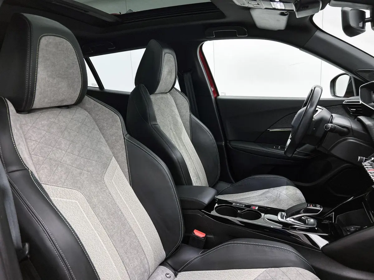 EV 136pk GT Pack 50 kWh Automaat | Schuif-/kanteldak | Trekhaak | Navigatie | Adaptieve Cruise Control | Camera | Stoelverwarming | Dodehoekdetectie | LED | 18"LMV |