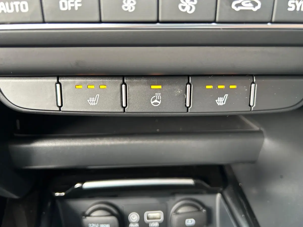 1.0 T-GDi DynamicPlusLine | Apple Carplay / Android Auto | Navigatiesyteem | Parkeersensoren + Camera Achter | Licht + Regensensor | Stoel + Stuurverwarming | Cruise Control | Climate Contro
