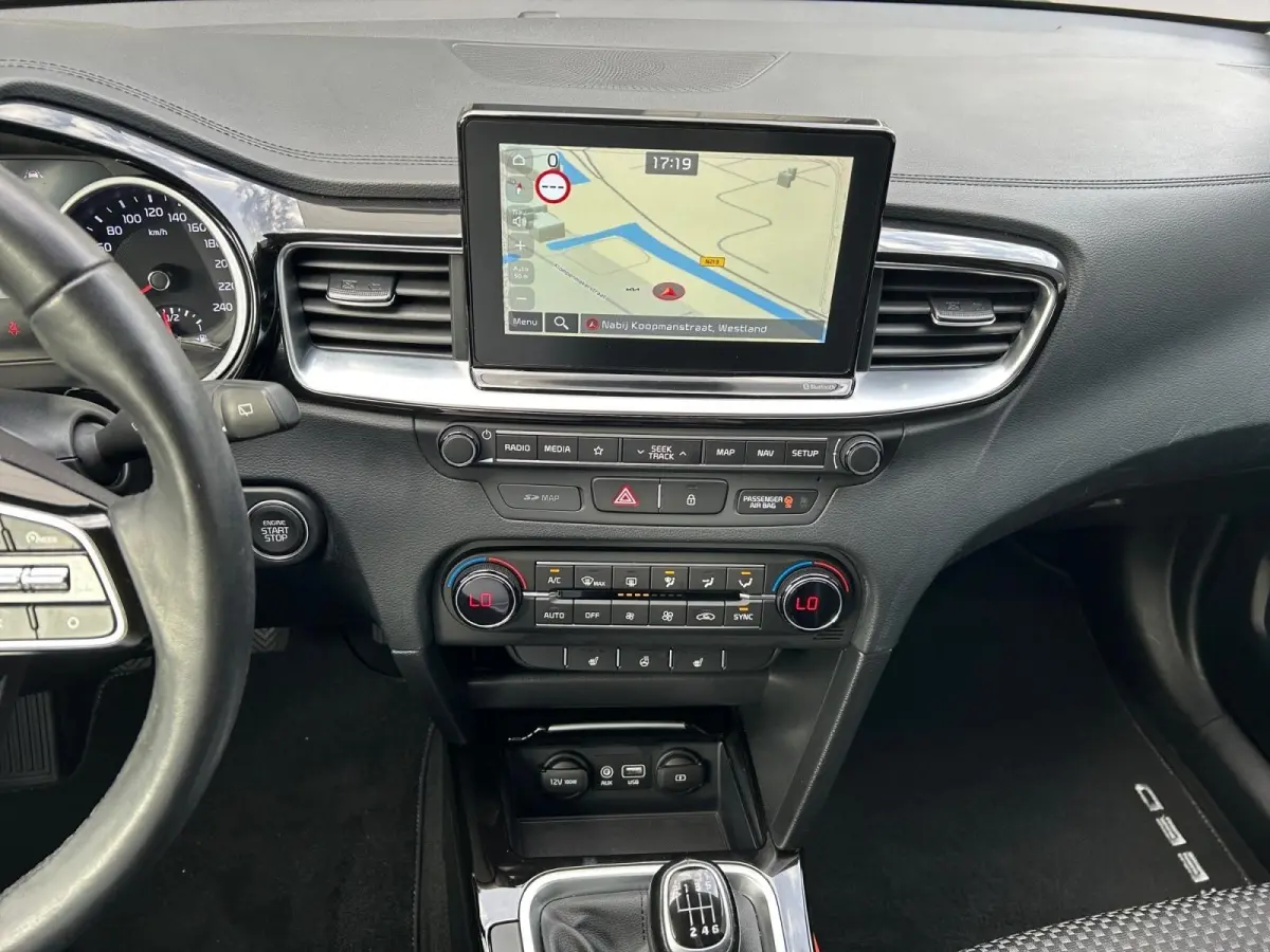 1.0 T-GDi DynamicPlusLine | Apple Carplay / Android Auto | Navigatiesyteem | Parkeersensoren + Camera Achter | Licht + Regensensor | Stoel + Stuurverwarming | Cruise Control | Climate Contro