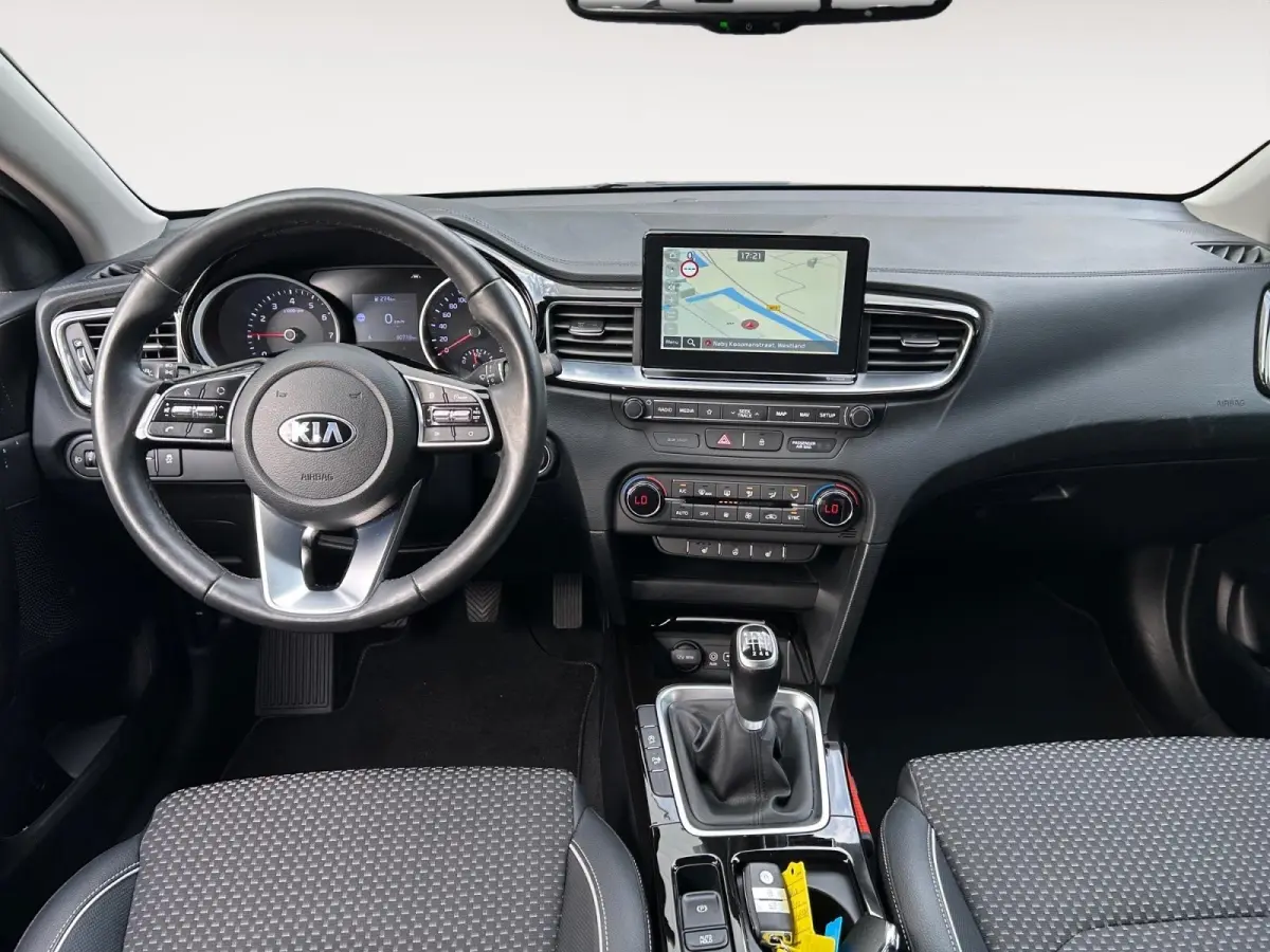1.0 T-GDi DynamicPlusLine | Apple Carplay / Android Auto | Navigatiesyteem | Parkeersensoren + Camera Achter | Licht + Regensensor | Stoel + Stuurverwarming | Cruise Control | Climate Contro